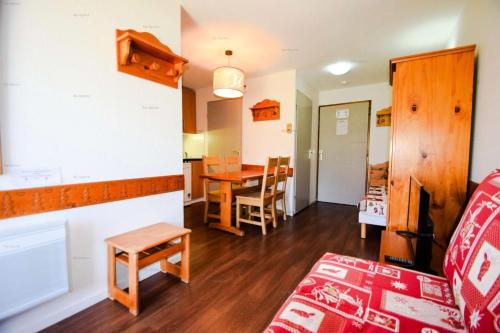 un salon avec un canapé et une table dans l'établissement Résidence Le Cervin - 2 pièces 4/5 pers- WIFI- Le CERVIN- PLAGNE SOLEIL MAE-8044, à Aime La Plagne