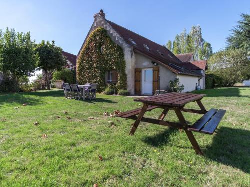 - une table de pique-nique devant une maison dans l'établissement Charming Holiday Home in Montrichard with Pool, à Bourré