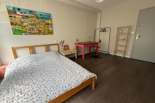 une chambre avec un lit et une table rouge dans l'établissement Apartment in the heart of the Avignon festival, à Avignon