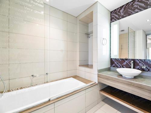 Bilik mandi di The Signature Suite 1BDR in Paramount Tower A