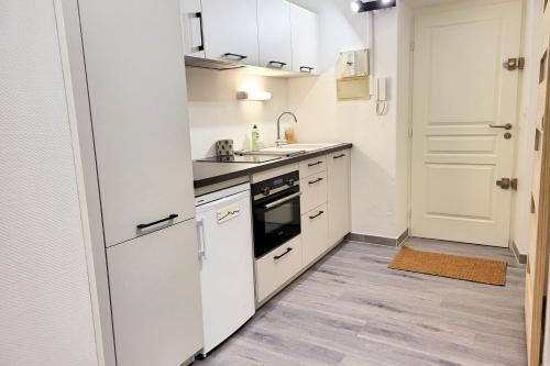 une cuisine avec des armoires blanches et un évier dans l'établissement 21m With Wifi In The Center And Near The Beach, à Bandol