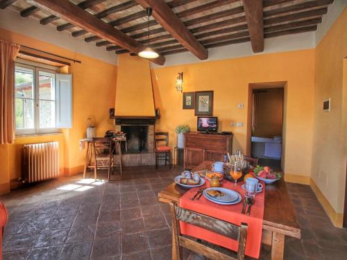 Una televisión o centro de entretenimiento en Picturesque Holiday Home in Assisi with Pool