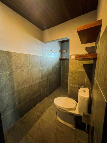 a bathroom with a toilet in a room at Japa Guesthouse in Canggu