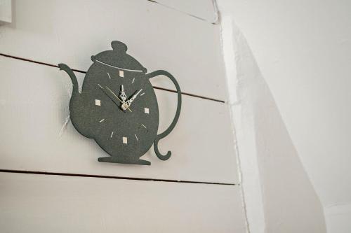 a clock in the shape of a cat on a wall at Ferienwohnung Werner in Konstanz
