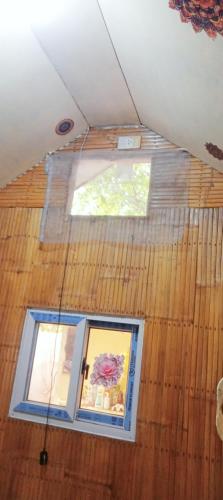 a window in the ceiling of a room at PINOY YOGA POLE PIYOPO LA UNION fan kubo 4 pax in Rimus