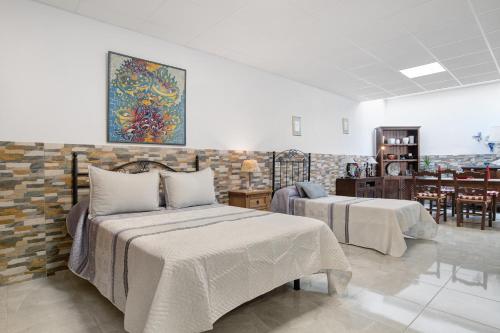 ein Schlafzimmer mit zwei Betten und ein Esszimmer in der Unterkunft Loft Los Olivos in Algar