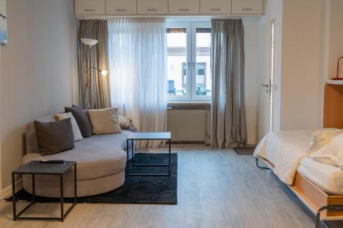 a living room with a couch and a bed at Haus Finkwarder 4 in Westerdeichstrich