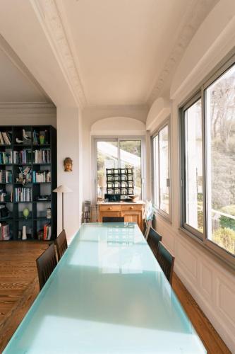 une grande salle à manger avec une grande table bleue dans l'établissement Beautiful 90m seafront apartment, à Trouville-sur-Mer