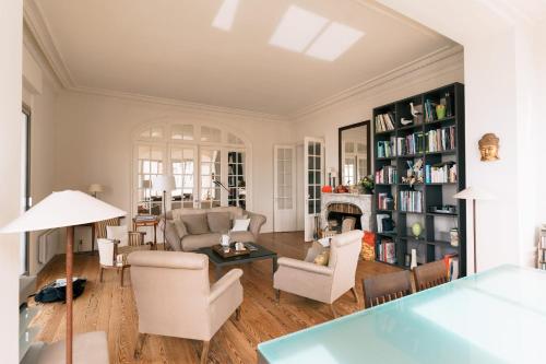 Elle comprend un salon doté d'un mobilier blanc et d'une cheminée. dans l'établissement Beautiful 90m seafront apartment, à Trouville-sur-Mer