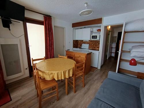 une cuisine et une salle à manger avec une table et des chaises dans l'établissement Studio rénové skis aux pieds avec parking - 4 pers - FR-1-445-95, à Montgenèvre