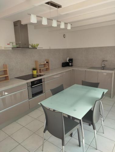Kuchyň nebo kuchyňský kout v ubytování Maison 4pers au calme vue Jardin