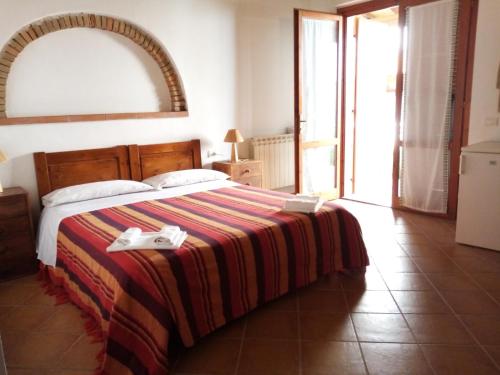 een slaapkamer met een bed met twee schoenen erop bij Agriturismo Contessa Beatrice in San Vincenzo
