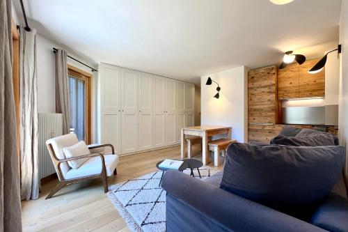 un salon avec un canapé et une table dans l'établissement Apartment with balcony in the heart of Megève, à Megève