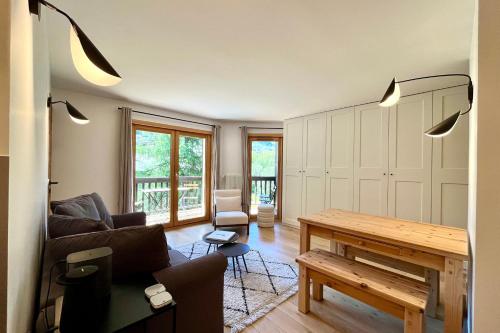 un salon avec un canapé et une table dans l'établissement Apartment with balcony in the heart of Megève, à Megève