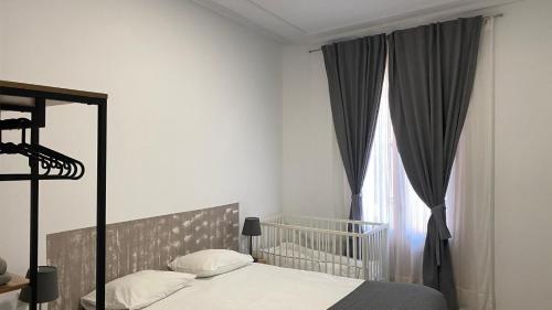 a bedroom with a bed and a large window at Cal Feliu - Piso amplio en el centro de Reus in Reus