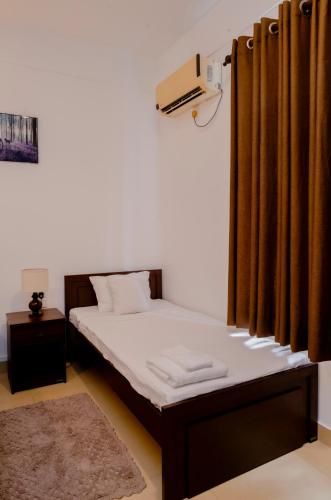 Katil atau katil-katil dalam bilik di Saveska Apartments Piliyandala - Non-Residents only