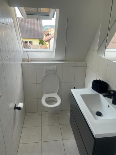 カールスシュタットにあるHoliday Apartmentのトイレ、洗面台、窓のあるバスルーム