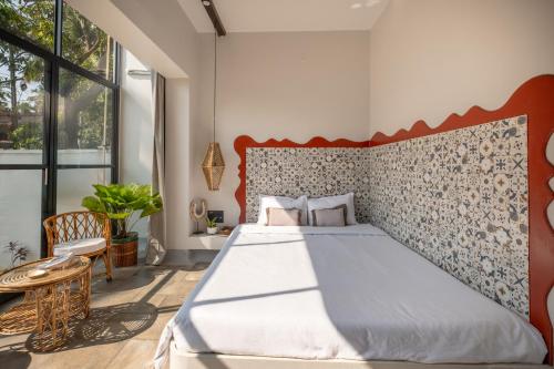 a bedroom with a large bed in a room at La Sataqui in Cansaulim