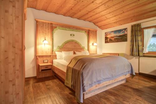 a bedroom with a large bed in a room at Ferienwohnungen Kimpfbeck, Kreuth-Schärfen in Kreuth