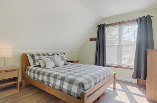 une chambre avec un lit et une fenêtre dans l'établissement 9009 chemin des Alpages, à Stoneham