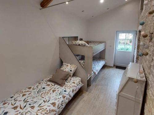 a bedroom with a bunk bed and a bunk bed at Gîte familial Marais Poitevin Les glycines in Saint-Sigismond
