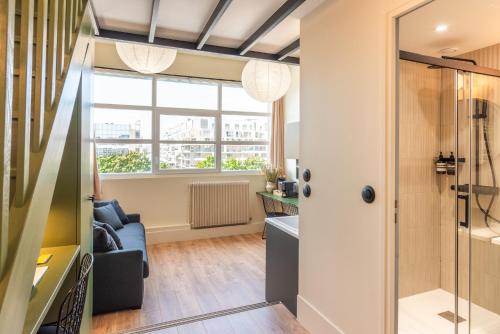 a living room with a shower and a window at Maison Delage in Courbevoie