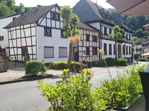 a building with black and white in a town at FEWO am Rathaus in Heimbach