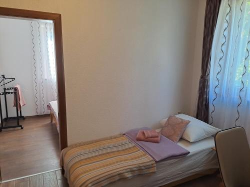 Ένα ή περισσότερα κρεβάτια σε δωμάτιο στο Apartmani Sorić