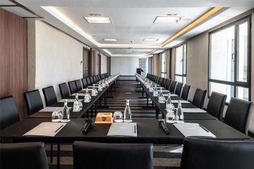 a conference room with a long table and chairs at Barceló Fès Medina in Fez