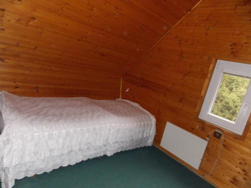 Postel nebo postele na pokoji v ubytování Srubová chata Oaza 9