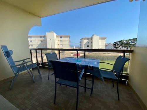 un balcon avec une table et des chaises sur un balcon dans l'établissement Studio rénové 29m² à Quiberon avec parking privé - FR-1-478-132, à Quiberon
