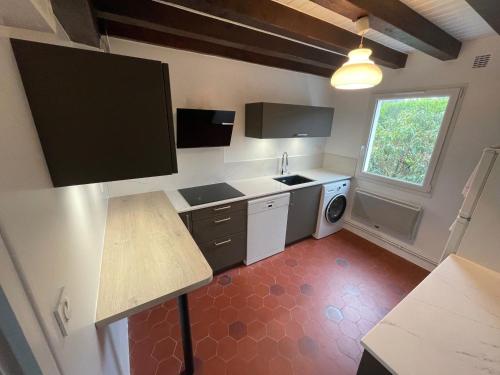une cuisine avec un évier et un lave-vaisselle dans l'établissement Maison confortable près de la mer et du bourg, calme et authenticité à Sauzon. - FR-1-418-153, à Sauzon