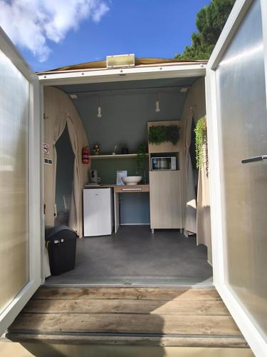 une vue extérieure d'une cuisine dans une caravane dans l'établissement Du côté de chez Swann à 150 m de la plage, à Vias