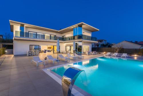 Villa Sara for 10 people near Novigrad with sea view and salt- water pool