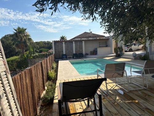 une cour avec une piscine et une clôture dans l'établissement Villa Nomade proche de Cannes, à Vallauris