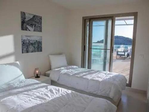 2 camas en un dormitorio con vistas a un patio en Apartamento de 2 habitaciones con jardín y piscina comunitaria cerca de la playa en Pulpi - ES-376-24, en Pulpí