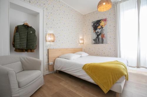 a bedroom with a bed and a couch and a chair at AUDREY-Quartier Mairie-arènes antiques-Clim in Périgueux