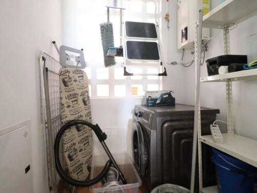 un lavadero con lavadora y lavadora en Apartamento moderno en San Juan de los Terreros, cerca de la playa y piscina - ES-376-1, en Pulpí