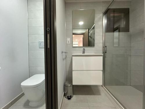 Un baño con inodoro, lavabo y ducha. en Apartamento acogedor en San Juan, cerca de la playa - ES-376-36, en Pulpí