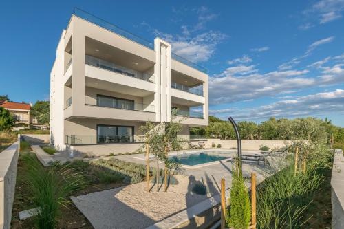 Panoramica apartments w balcony and swimming pool