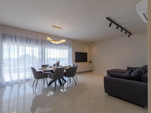 Panoramica apartments w balcony and swimming pool