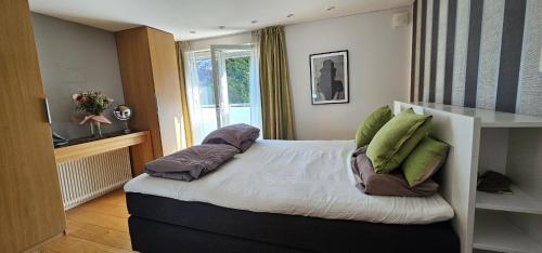 Postel nebo postele na pokoji v ubytování Spacious and exclusive house in Stenungsund with pool, sauna and close to the sea