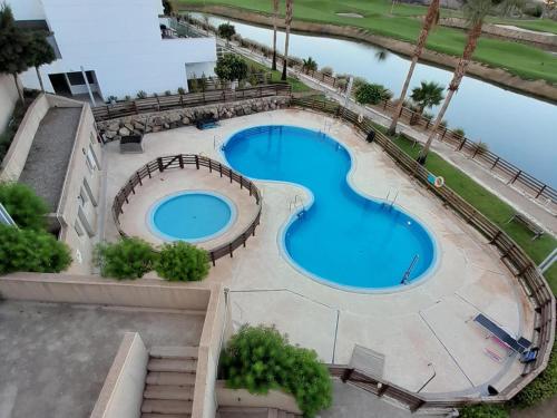 an overhead view of a swimming pool at a resort at Cómodo apartamento con WiFi y estacionamiento en Pulpí, cerca de la playa - ES-376-14 in Pulpí