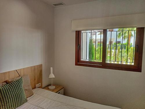 sypialnia z łóżkiem i oknem w obiekcie Encantador apartamento en San Juan de los Terreros - ES-376-31 w mieście Pulpí