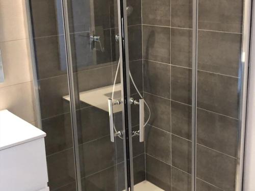 Ένα μπάνιο στο Hermoso apartamento con piscina comunitaria en San Juan de los Terreros - ES-376-26