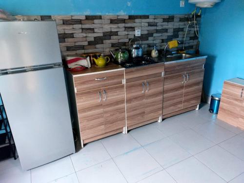 eine Küche mit Kühlschrank und Spüle in der Unterkunft Sulut Guest House in İsmayıllı