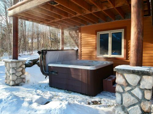 Fotografie z fotogalerie ubytování Ski Chalet - Mountain and Spa - Chalet Heritage v destinaci Saint-Philémon