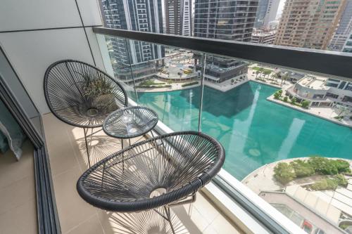 Free housekeeping visits during your stay - StayShort - Modern 1 Bedroom in JLT Sleeps 2 with Lake Views