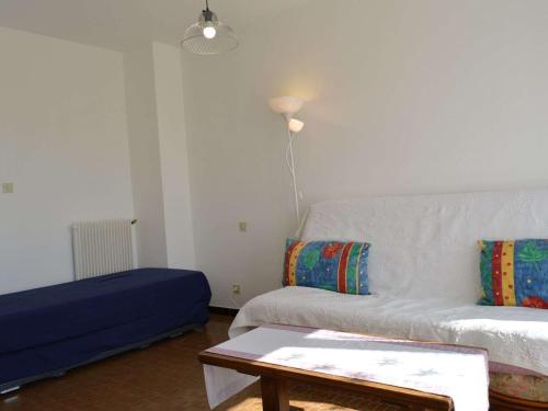 un salon avec un canapé et une table dans l'établissement Appartement 2 pièces, 5 couchages, front de mer - Argeles-sur-Mer, Parking, Animaux admis - FR-1-225-332, à Argelès-sur-Mer