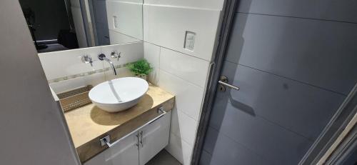 Et badeværelse på Apartment with Ideal Location